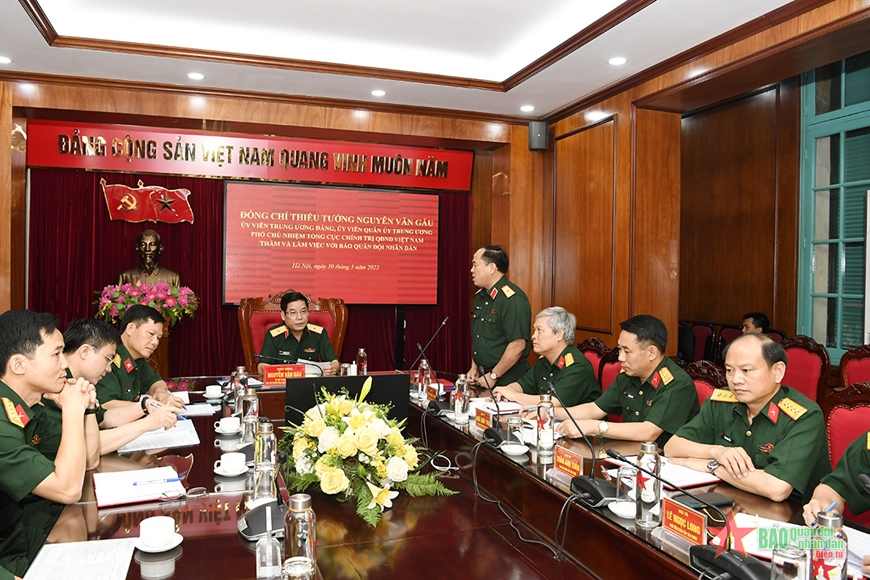 Thiếu tướng Nguyễn Văn Gấu thăm và làm việc với Báo Quân đội nhân dân